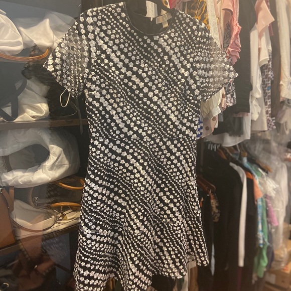 Floral print created by embroidery - Picture 1 of 1